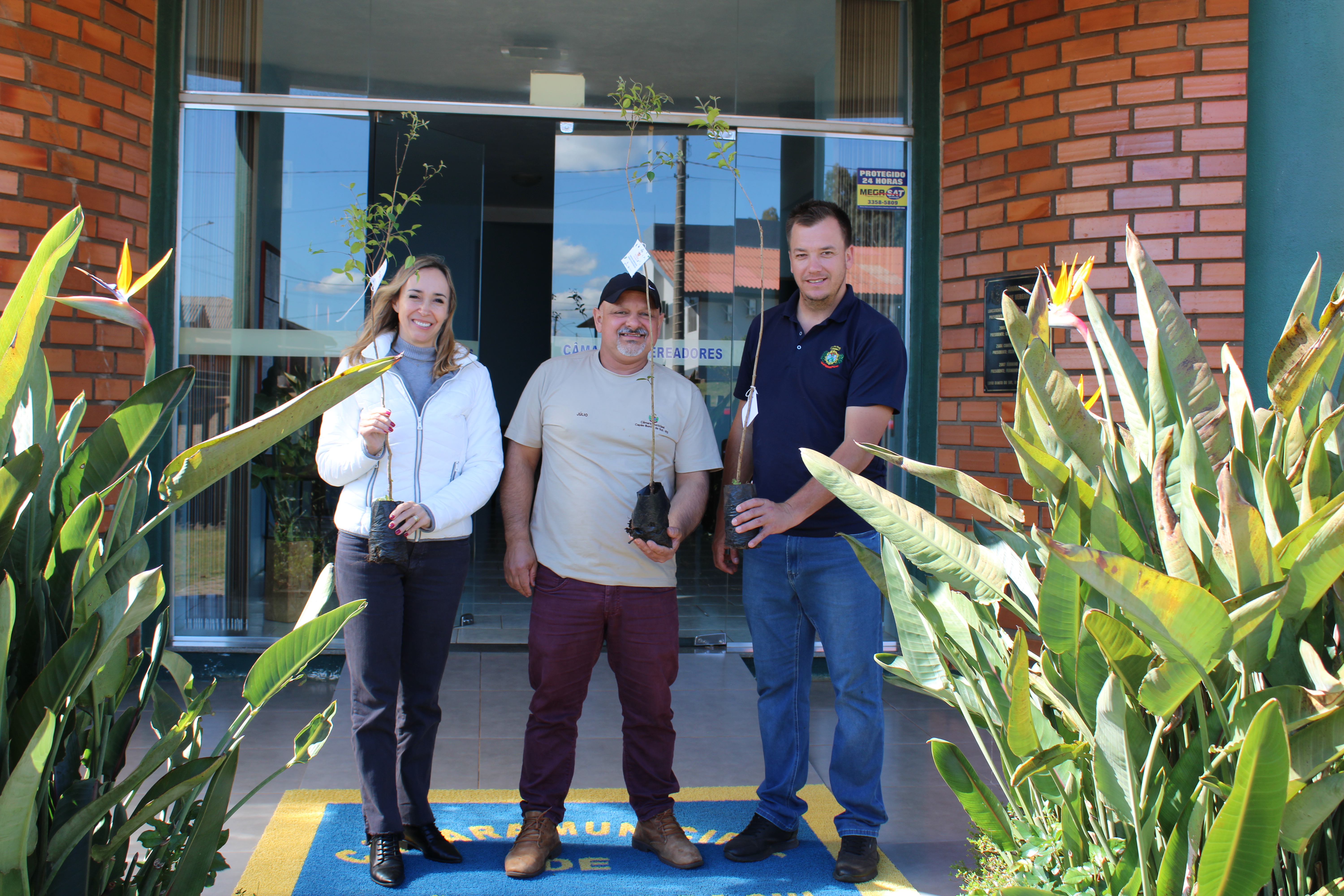 Câmara de Vereadores recebe mudas e placas educativas em ação ambiental