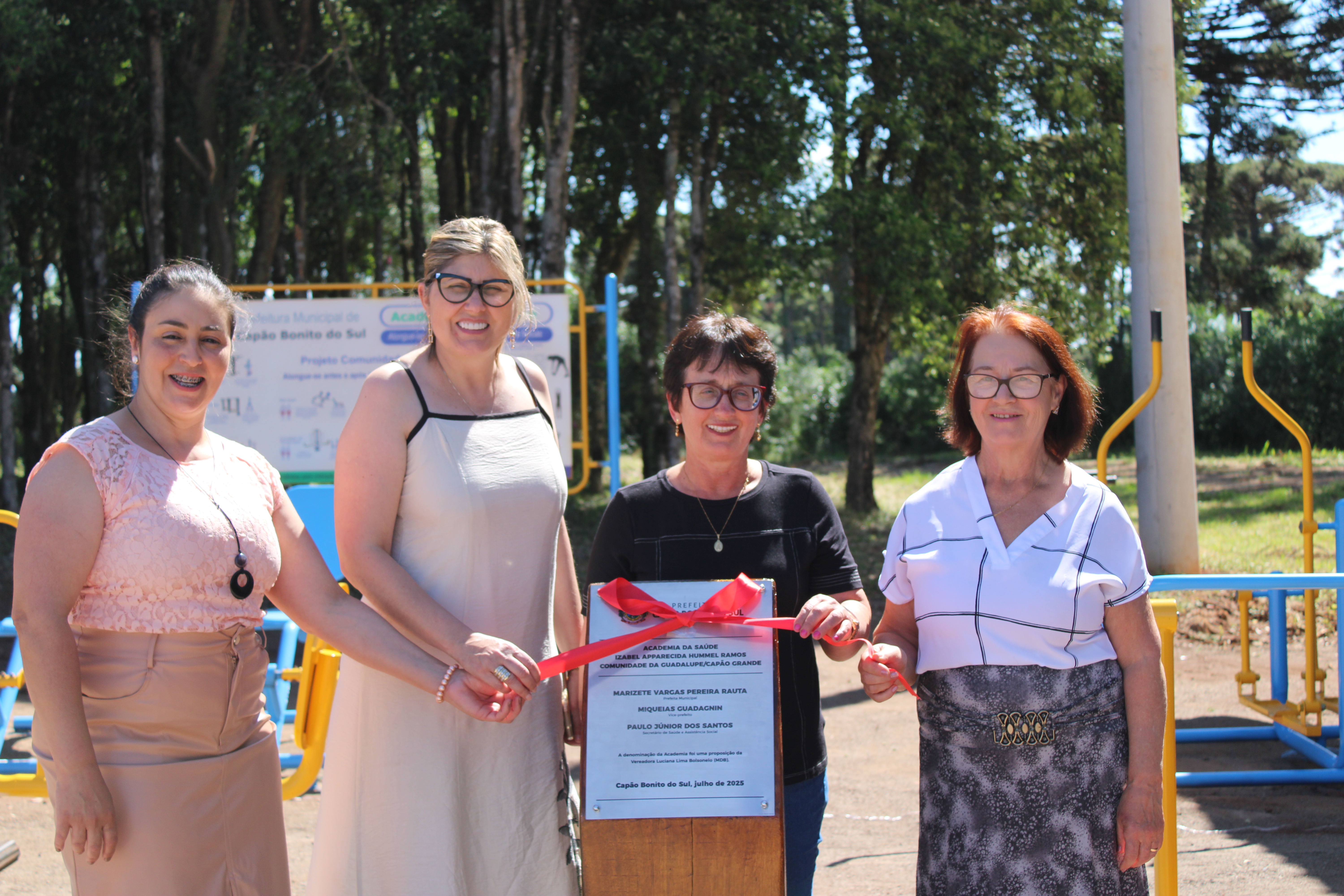 Inauguração da placa da academia de saúde Izabel Apparecida Hummel Ramos